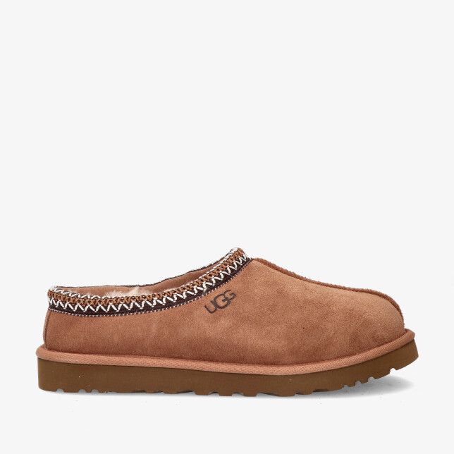 UGG Tasman M 5950 CHE instapper in cognackleurig suède met zigzagboord UGG logo en bruine profielzool
