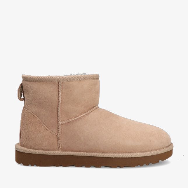 Beige UGG Classic Mini W 1016222 SAN enkellaars van suède met lage schacht zichtbare stiksels en bruine profielzool