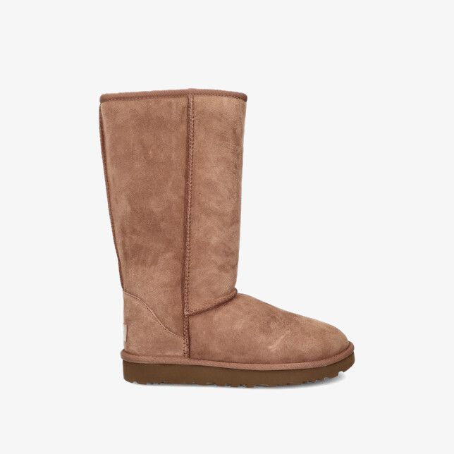 UGG Classic Tall W 1016224 CHE in cognackleurig suède hoge laars met ronde neus zichtbare stiksels en platte profielzool