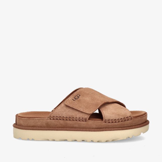 UGG Goldenstar W 1137910 CHE slipper van cognackleurig suède met brede overlappende band en dikke crèmekleurige zool
