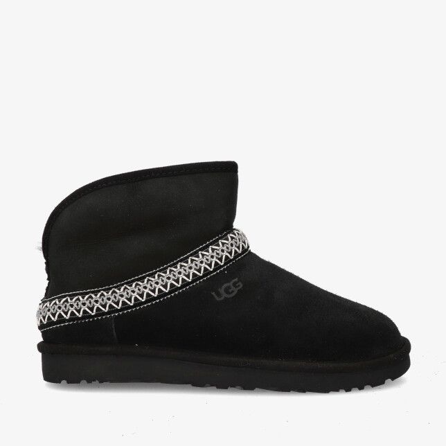 Zwarte UGG Classic W 1158262 suède enkellaars met zigzagband langs de schacht en UGG logo opzij