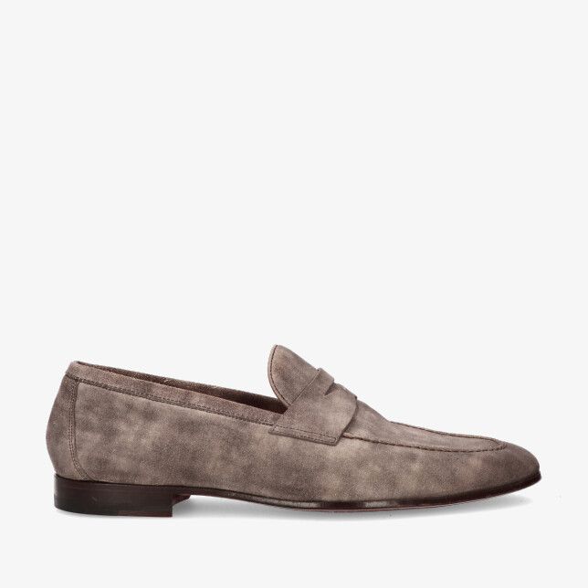 Magnanni 20289 Stone taupekleurige suède penny loafer met slanke leest lage hak en opgestikte neus