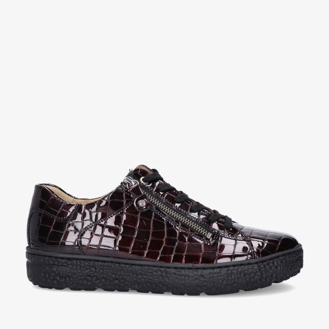 Bordeauxrode lakleren Hartjes PHIL 162.1402/69 87.00 sneaker met croco reliëf rits en zwarte dikke zool
