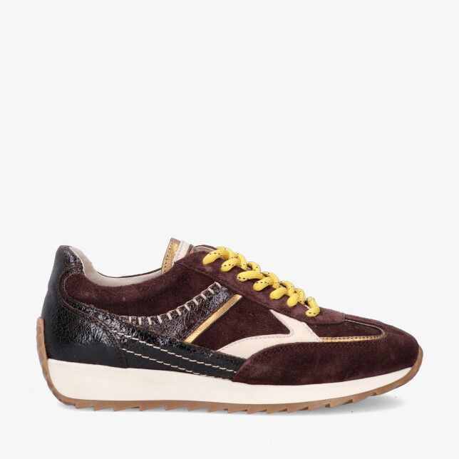 Bruine suède sneaker Piedi Nudi Harlem 02.13 met gele veters zwarte glanzende details en beige accenten op een rubberzool