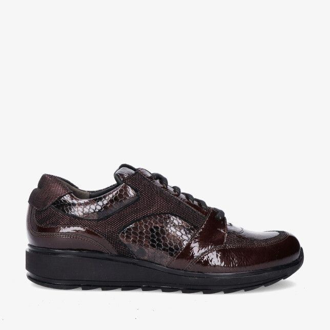 Bruine Durea sneaker model 6315 685 2260 in lak met slangenstructuur en mesh details en zwarte dikke zool